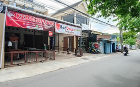 RedDoorz Syariah near Stasiun Gubeng 2